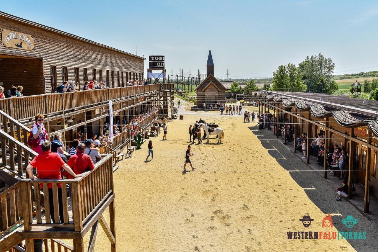 Tordas Western House Bed & Breakfast エクステリア 写真